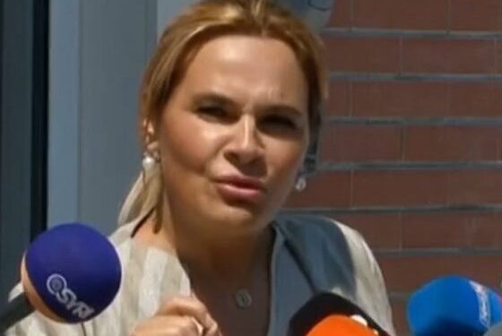 VIDEO/ Hyn në lokal me fletushkë, punonjësja përze Monika Kryemadhin: Kush i mori lekët?