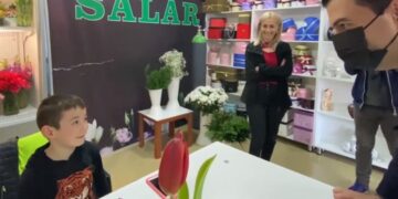 VIDEO/ Sa bëjnë 7 X 7? “Profesor” Luli leksione matematike djalit të vogël në Tiranë