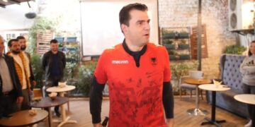 Humoristi që të bën për të qarë! Ndeshja Shqipëri-Angli në “Air Albania” ndërtuar nga Rama… Luli takon Lilën apo Lulin e Kavajës: Me mua kryeministër do fitojë sporti, Rama e ka harruar