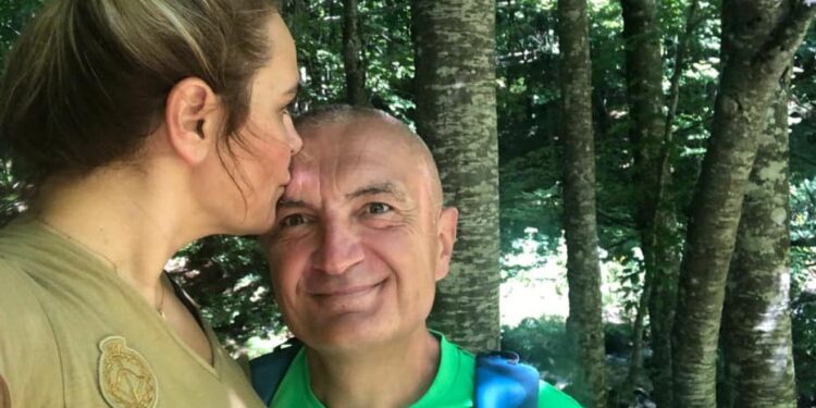 Bilushi i Metës kujton ditëlindjen e famshme të Metës