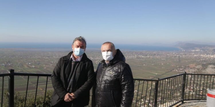 Nikoll Lesi-Veliajt: Mos u kruaj me Metën se po ia fut vetes, ai është rritur në Skrapar dhe nuk pyet për “shkopinj” të thyer