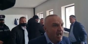 Nuk është humor! Aksident në Mamurras, shoferi: Pa ardhur Ilir Meta këtu nuk lëviz nga vendi, vetëm ai e ndan këtë punë