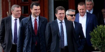 Luli Basha i “kundërpërgjigjet” lëvizjes së Ramës me… Julian Dedën dhe listën e kryetarëve të plakur, pa asnjë anëtarë