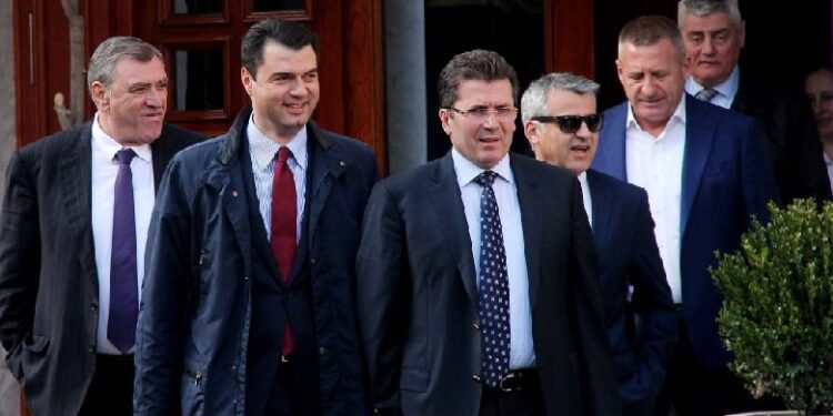 Luli Basha i “kundërpërgjigjet” lëvizjes së Ramës me… Julian Dedën dhe listën e kryetarëve të plakur, pa asnjë anëtarë