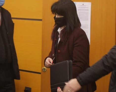 Tension dhe melodramë me qarje e shkulje flokësh në seancën e prokurores Rita Gjati: Në djall shkofshi!