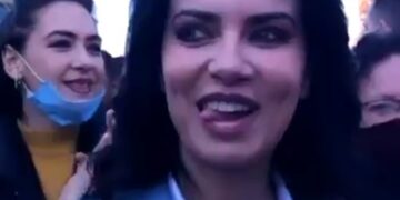 VIDEO/ “Rama ik”: Grida Duma në ekstazë, lëpihet nga kënaqësia