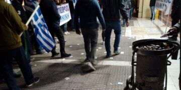 Incidente të rënda! Protesta e pazakontë në Selanik për shkak të izolimit: Gratë ‘lënë nam’ në mes të qytetit, heqin rrobat dhe dalin lakuriq, qytetarët mbeten pa fjalë