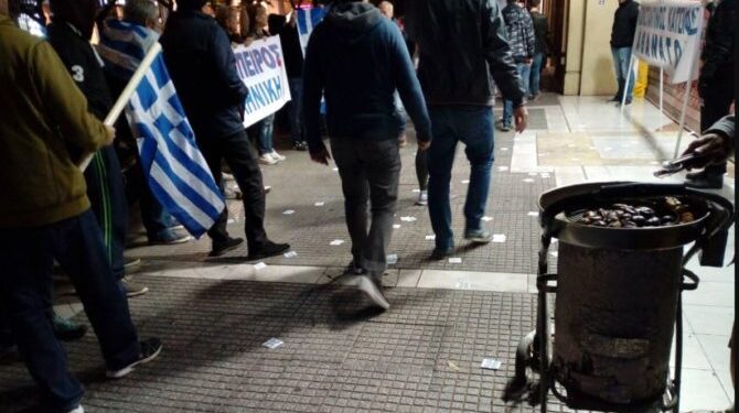 Incidente të rënda! Protesta e pazakontë në Selanik për shkak të izolimit: Gratë ‘lënë nam’ në mes të qytetit, heqin rrobat dhe dalin lakuriq, qytetarët mbeten pa fjalë