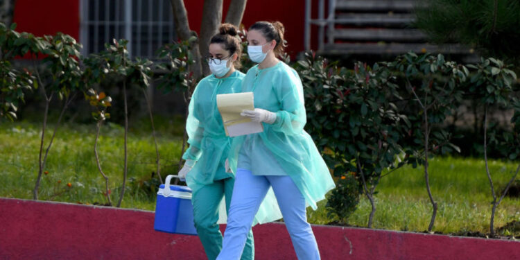 Koronavirusi në Shqipëri, 5356 vaksinime, 472 të infektuar, 13 viktima në 24 orët e fundit!