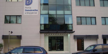 21 vite shtëpia e PD: Historia e godinës ku Ilir Meta demostroi sot forcën! Berisha e kaloi në pronësi të Bashkisë së Tiranës në 2013 FRD parti fantazmë me 0.3 % të votave! Saliu i 14 shtatori tenton ta marri