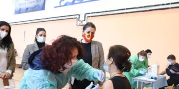 Mbi 6100 mësues të vaksinuar me AstaZeneca-n, Manastirliu: Është një vaksinë që ka siguri dhe efektivitet