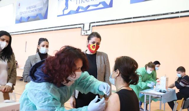 Mbi 6100 mësues të vaksinuar me AstaZeneca-n, Manastirliu: Është një vaksinë që ka siguri dhe efektivitet