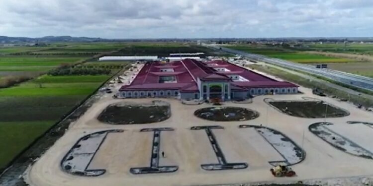 Spitali i ri i Fierit: “Ja hyrja e stallës”! Rama Ironizon kritikët me një video: Hap dyert për pak ditë