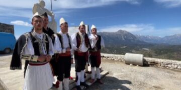 VIDEO/ “Prilli me lule ngarkuar”! Ramën e presin me iso labe në Kuç të Labërisë, ai ironizon Bashën me një fëmijë sipër makinës: Bëja me dorë popullit!