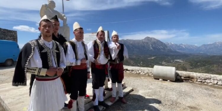 VIDEO/ “Prilli me lule ngarkuar”! Ramën e presin me iso labe në Kuç të Labërisë, ai ironizon Bashën me një fëmijë sipër makinës: Bëja me dorë popullit!