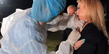Gazetarja merr dozën anti-COVID para Ramës, kryeministri nuk i kursen batutat: Të të shërbej pak? Nuk t’i lexoj pyetjet jo! (Video)