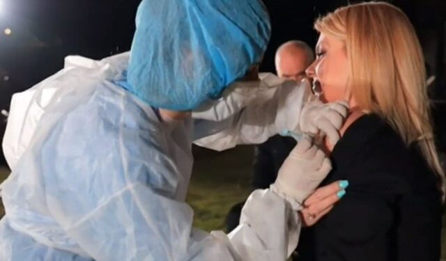 Gazetarja merr dozën anti-COVID para Ramës, kryeministri nuk i kursen batutat: Të të shërbej pak? Nuk t’i lexoj pyetjet jo! (Video)