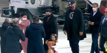 3D apo real hapja e “Zayed-Flatrat e Veriut”: Kjo është udhëtarja e parë nga Londra që shkel në aeroportin e Kukësit me këmbë rë mbarë