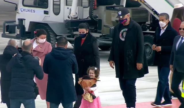 3D apo real hapja e “Zayed-Flatrat e Veriut”: Kjo është udhëtarja e parë nga Londra që shkel në aeroportin e Kukësit me këmbë rë mbarë
