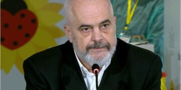 Rama mesazh të fortë në Kavajë: Këta dy doktorë, janë njësoj si virusi