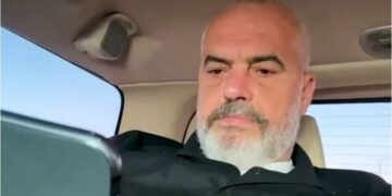 I përhumbur dhe me telefon në dorë! Rama nxjerr pamjet gjatë udhëtimit me makinë: Me Dua Lipën për në…