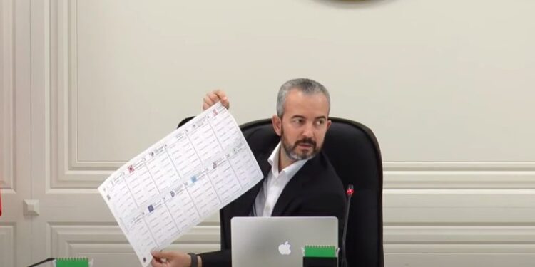 KQZ tregon proceduarat si do të votohet në 25 prill: Ja rastet kur vota del e pavlefshme! Yuri Kim kërkon zgjedhje të lira dhe të ndershme