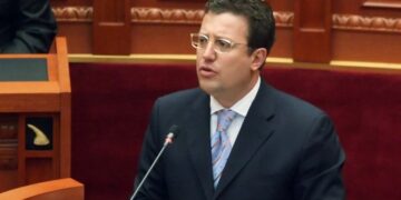 Olldashit i “rrëmbejnë” dhe gjysëm rrugën Tiranë- Elbasan! Basha në majë të makinës hiqet si ndërtuesi: E mbajta fjalën për tunelin e Krrabës, më besoni tani?!