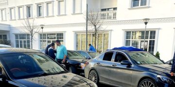 Lulzimi në Paskuqan  parad me makina: Përplasje mes “demokotësh”, bllokohet qarkullimi (Video)