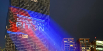 FOTO/ Basha s’la akuzë pa bërë, PD merr nën “kontroll” kullën në Tiranë: Projekton mbi të mesazhin “Shqipëria fiton”!