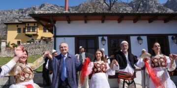 Meta në fushatë, 20 ditë para zgjedhjeve dekoron “Pleqtë e Krujës”, këndon me ta dhe hedh valle me rininë: Ja cilin duhet të votoni!