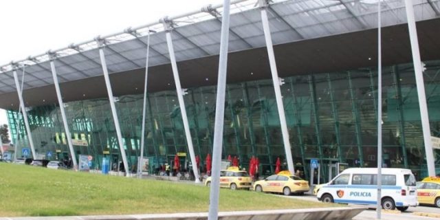 “Këta janë kafshë”! Thirrja e një nëne pas bllokimit të aeroportit: Im bir po lufton me vdekjen, duhet kuruar patjetër jashtë!
