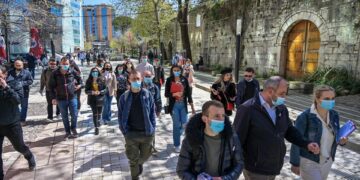 E PAPRECEDENTE: Ministrat e Albin Kurtit dhe aktivistë të Vetëvendosjes “dynden si pushues” në Shqipëri për fushatë dhe protesta