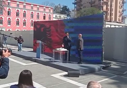 Perla e ditës! Basha ëndërron krybashkiak apo kryeministër”?! Pasi firmosi se Teatri nuk do shembet, sot Basha firmos se do e ndërtojë të ri: Ato që firmos, i realizoj