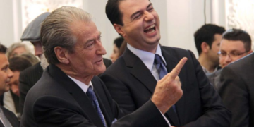 Lulzim Basha kërkon votat e vlonjatëve për njeriun e familjes Berisha që u ka rrëmbyer 163.6 hektar tokë