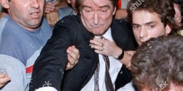 Saliu i fshehur pas dronit me flamurin e PD  në Tropojë ngaqë i duhet “vizë” për të shkuar vet në Vuçidol! Gëzon si fëmijë dhe poston videon për të sulmuar Petrit Malajn