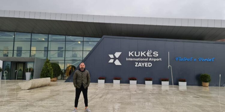 FOTO LAJM/ Zbarkon “londinezi” i parë në Aeroportin e Kukësit