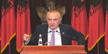 FOTO LAJM/ Kur nuk ka asgjë në dorë veç dekoratave edhe ato i “qelbi”! Iliri dekoratë “Mjeshtër i Madh”, restorantit të mishit në Tiranë: Cilësia e tyre e gatimit është perfekte?!