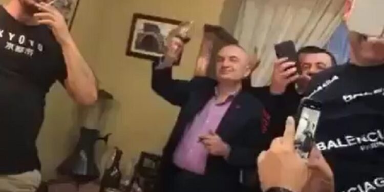 Meta flet si punonjës bordelloje: “Burra që turpërojnë edhe fjalën prostitutë”! Rama i jep përgjigjen e fortë : Kandidati më i ri në Vlorë, shpërndarsi i “kanaçeve” që rri natën skutave me subjekte të OFL-së