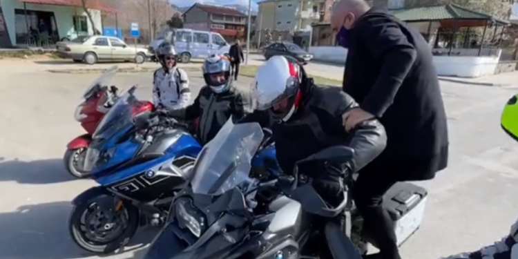 VIDEO/ Rama bën xhiro me motorin e turistit hungarez: Edhe unë po shkoj në Përmet