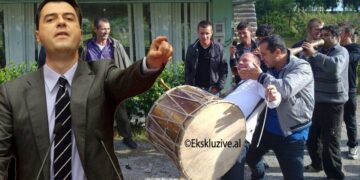 “Votoni për mua”! Basha përdor disa fëmijë për të bindur qytetarët që ta zgjedhin për kryeministër (Video)