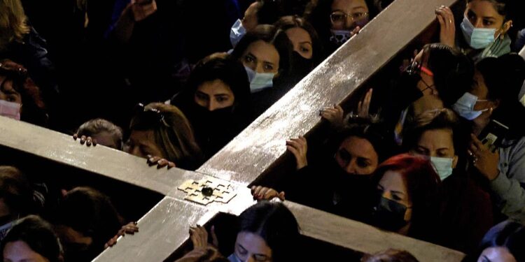 Dje, “E Premtja e Zezë” e Pashkës, mijëra besimtarë ndjekin ritualin nëpër botën e goditur nga pandemia