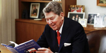 Paralelja me revoltën e Rinasit: Si i shkarkoi Ronald Reagani, 11,345 kontrollorë të trafikut ajror