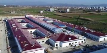 VIDEO/ Drejt përfundimit! Brenda dhomave dhe ambienteve në Spitalin “Memorial” të Fierit: Shihni si duken në ditën e 89 të ndërtimit!