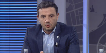 “Do të hidhem nga kati i tretë i studios”! Bledi Mane diskretiton ish drejtorin e Metës Pano Soko: O LSI-st që u ke dhënë licensa kromi gjithë gangsterave të Metës!