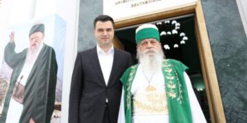 Basha ngatërroi festat fetare, ironia e Spahiut: Prisja të shkonte te Papa për Pashkë! Baba Mondi do ja ketë hequr magjinë e keqe