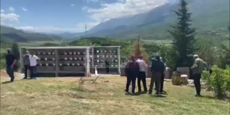 U zhvarrosën ilegalisht si ushtarë grek dhe u çuan në Greqi, rivarrosën eshtrat e 108 banorëve të fshatit Kosinë në tokën shqiptare