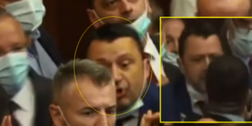 Plas sherri dhe gjuha e rrugës në Kuvendin e Kosovës, e pazakontë çfarë bëjnë deputetët e listës serbe në momentet kur situata ishte e tensionuar (Foto)