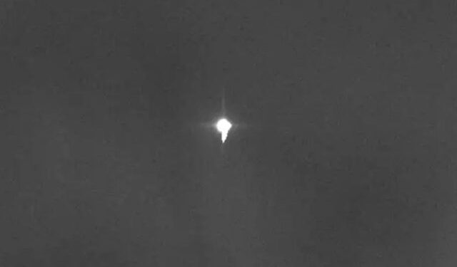 Po shkakton panik raketa kineze 20 tonëshe që ka humbur kontrollin! Fotografohet përtej Adriatikut, shumë afër Tokës, ja kur pritet të bie