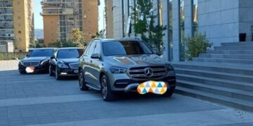 “Kush i ka këto makina?”/ Gazetari i njohur shqiptar publikon fotot e ‘bishave’ të rreshtuara para “Polit të Drejtësisë”: Koncesionari i Mercedez Benz? Jo jo…makinat që paguajnë shqiptarët e varfër