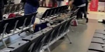 VIDEO/ “Jemi të tronditur”! Skena të paimagjinueshme në aeroport: Shënohen disa të plagosur, publikohen pamjet që po bëjnë xhiron e rrjetit